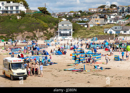 Polzeath, Cornwall, UK. 17 juillet 2017. Les familles bénéficiant de la chaleur du soleil sur la plage de Polzeath, Cornwall. Situé sur la côte Atlantique du nord des Cornouailles, la plage est un endroit populaire pour les surfeurs. Credit : Mark Richardson/Alamy Vivre Newsstaycation Banque D'Images