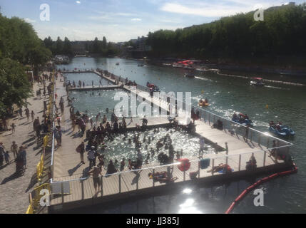 Les baigneurs de nager dans la piscine de la bassin de la Villette bassin du canal dans le nord-est de Paris, France, 17 juillet 2017. La piscine du canal est une construction flottante et possède 3 piscines de différentes profondeurs. Photo : afp/Kunigkeit Sebastian Banque D'Images