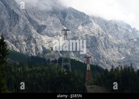 La nouvelle 127 mètres de haut pour soutenir l'acier du nouveau téléphérique se trouve entre deux vieux rouge prend en charge, à la Zugspitze près de Garmisch-Partenkirchen, Allemagne, 17 juillet 2017. Photo : Angelika Warmuth/dpa Banque D'Images