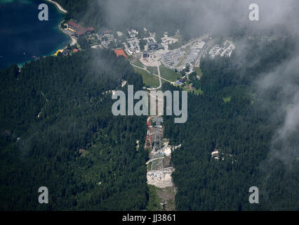 La nouvelle 127 mètres de haut pour soutenir l'acier du nouveau téléphérique se trouve entre deux vieux rouge prend en charge, à la Zugspitze près de Garmisch-Partenkirchen, Allemagne, 17 juillet 2017. Photo : Angelika Warmuth/dpa Banque D'Images