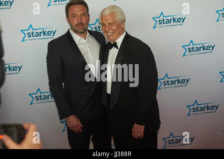 ST. PAUL, MN 16 JUILLET : Ben Affleck pose avec Starkey fondateur Bill Austin sur le tapis rouge à la Starkey Hearing Foundation 'So le monde peut entendre Awards Gala' le 16 juillet 2017 à St Paul, Minnesota. Crédit : Tony Nelson/Mediapunch Banque D'Images
