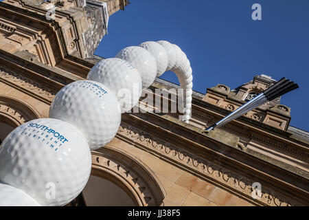 Statue géante de clubs de golf, qui reproduisent le mouvement d'une balançoire, 20 balles de golf placé en haut d'un immeuble sur Lord Street, Southport en ordre décroissant vers le bas dans un trou de golf. Une balle de golf art sculpture à thème & mini-golf, putting green, pitch & jardins ouverts mis en avant de la 146e Open Golf Championship le 20 juillet. Des clubs de golf, de reproduire le mouvement d'une balançoire, un chef-d'oeuvre de golf inspiré par tous les golfeurs rêve, un trou en un. Banque D'Images