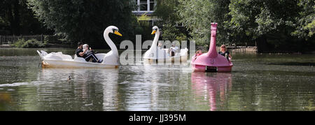 Alexandra Palace, au nord de Londres, au Royaume-Uni. Jul 17, 2017. Les gens profiter de pédaler et de plaisance au Alexandra Palace, au nord de Londres comme temps chaud et sec se poursuit dans la capitale. Credit : Dinendra Haria/Alamy Live News Banque D'Images