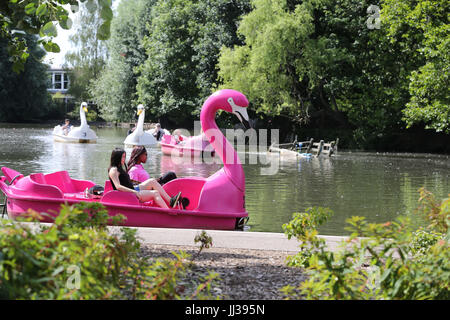 Alexandra Palace, au nord de Londres, au Royaume-Uni. Jul 17, 2017. Les gens profiter de pédaler et de plaisance au Alexandra Palace, au nord de Londres comme temps chaud et sec se poursuit dans la capitale. Credit : Dinendra Haria/Alamy Live News Banque D'Images