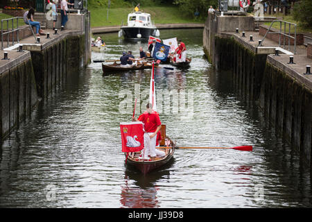 Windsor, Royaume-Uni. 17 juillet, 2017. L'empeigne Swan arriver à Romney Lock à la fin de la première journée de la Swan Augmenter recensement. Swan augmenter est une cérémonie annuelle de cinq jours recensement swan exigeant la collecte, le marquage et la libération de tous les cygnets, ou le cygne tuberculé, sur la Tamise. Elle remonte à plus de 800 ans, à quand l'État revendiqué la propriété de tous les cygnes tuberculés. Le premier jour du recensement a lieu entre Sunbury et de Windsor. Credit : Mark Kerrison/Alamy Live News Banque D'Images