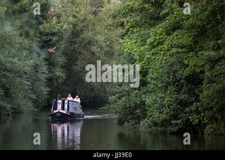 Windsor, Royaume-Uni. 17 juillet, 2017. Approches d'une barge de Romney devant les Swan dessus à la fin de la première journée de la Swan Augmenter recensement. Swan augmenter est une cérémonie annuelle de cinq jours recensement swan exigeant la collecte, le marquage et la libération de tous les cygnets, ou le cygne tuberculé, sur la Tamise. Elle remonte à plus de 800 ans, à quand l'État revendiqué la propriété de tous les cygnes tuberculés. Le premier jour du recensement a lieu entre Sunbury et de Windsor. Credit : Mark Kerrison/Alamy Live News Banque D'Images