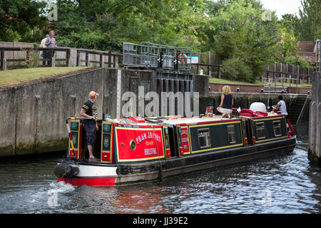 Windsor, Royaume-Uni. 17 juillet, 2017. Une péniche passe par Romney Lock avant les empeignes Swan à la fin de la première journée de la Swan Augmenter recensement. Swan augmenter est une cérémonie annuelle de cinq jours recensement swan exigeant la collecte, le marquage et la libération de tous les cygnets, ou le cygne tuberculé, sur la Tamise. Elle remonte à plus de 800 ans, à quand l'État revendiqué la propriété de tous les cygnes tuberculés. Le premier jour du recensement a lieu entre Sunbury et de Windsor. Credit : Mark Kerrison/Alamy Live News Banque D'Images