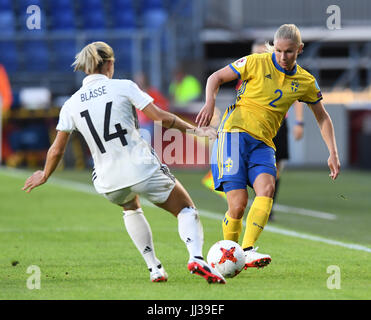 L'Allemagne Anna Blaesse (l) et de la Suède Jonna Andersson en action au cours de l'UEFA Women's EURO 2017 match de football entre l'Allemagne et la Suède à la Rat Verlegh Stadion à Breda, Pays-Bas, le 17 juillet 2017. Photo : Carmen Jaspersen/dpa Banque D'Images