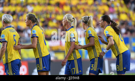 La Suède Nilla Fischer (l-r), Fridolina Rolfoe, Caroline Seger, Linda Sembrant et Lotta Schelin en action au cours de l'UEFA Women's EURO 2017 match de football entre l'Allemagne et la Suède à la Rat Verlegh Stadion à Breda, Pays-Bas, le 17 juillet 2017. Photo : Carmen Jaspersen/dpa Banque D'Images