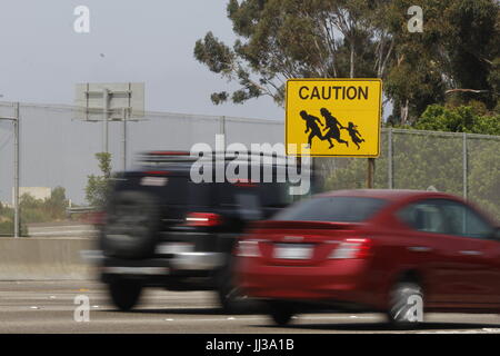 San Ysidro, CA, USA. 17 juillet, 2017. La dernière des dix panneaux indicateurs de passage à niveau d'immigrants qui se dressait autrefois sur chaque côté de Interstates 5 et de l'Interstate 805, près de la frontière américano-mexicaine est encore visible à San Ysidro, CA. Caltrans a dit que ce dernier ne sera pas remplacé une fois qu'il est parti. Les panneaux ont été créés à partir de photos prises par l'ancien photographe du Los Angeles Times, Don Bartletti et créé par Caltrans employé John Hood au début des années 1990 après un certain nombre de décès sont survenus sur l'autoroute quand le secteur de patrouille à la frontière de San Diego a été littéralement envahi par les migrants de traverser. (Crédit Image : © John Banque D'Images