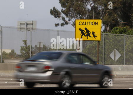 San Ysidro, CA, USA. 17 juillet, 2017. La dernière des dix panneaux indicateurs de passage à niveau d'immigrants qui se dressait autrefois sur chaque côté de Interstates 5 et de l'Interstate 805, près de la frontière américano-mexicaine est encore visible à San Ysidro, CA. Caltrans a dit que ce dernier ne sera pas remplacé une fois qu'il est parti. Les panneaux ont été créés à partir de photos prises par l'ancien photographe du Los Angeles Times, Don Bartletti et créé par Caltrans employé John Hood au début des années 1990 après un certain nombre de décès sont survenus sur l'autoroute quand le secteur de patrouille à la frontière de San Diego a été littéralement envahi par les migrants de traverser. (Crédit Image : © John Banque D'Images