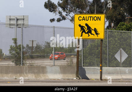 San Ysidro, CA, USA. 17 juillet, 2017. La dernière des dix panneaux indicateurs de passage à niveau d'immigrants qui se dressait autrefois sur chaque côté de Interstates 5 et de l'Interstate 805, près de la frontière américano-mexicaine est encore visible à San Ysidro, CA. Caltrans a dit que ce dernier ne sera pas remplacé une fois qu'il est parti. Les panneaux ont été créés à partir de photos prises par l'ancien photographe du Los Angeles Times, Don Bartletti et créé par Caltrans employé John Hood au début des années 1990 après un certain nombre de décès sont survenus sur l'autoroute quand le secteur de patrouille à la frontière de San Diego a été littéralement envahi par les migrants de traverser. (Crédit Image : © John Banque D'Images