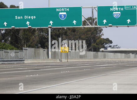 San Ysidro, CA, USA. 17 juillet, 2017. La dernière des dix panneaux indicateurs de passage à niveau d'immigrants qui se dressait autrefois sur chaque côté de Interstates 5 et de l'Interstate 805, près de la frontière américano-mexicaine est encore visible à San Ysidro, CA. Caltrans a dit que ce dernier ne sera pas remplacé une fois qu'il est parti. Les panneaux ont été créés à partir de photos prises par l'ancien photographe du Los Angeles Times, Don Bartletti et créé par Caltrans employé John Hood au début des années 1990 après un certain nombre de décès sont survenus sur l'autoroute quand le secteur de patrouille à la frontière de San Diego a été littéralement envahi par les migrants de traverser. (Crédit Image : © John Banque D'Images