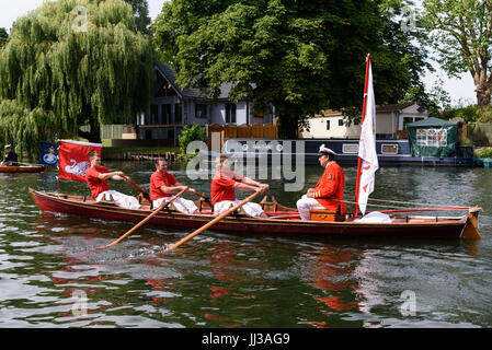 Londres, Royaume-Uni. 17 juillet, 2017. Swan Lever a lieu sur la Tamise, près de Windsor, Berkshire, Royaume-Uni. L'événement annuel date de l'époque médiévale, lorsque l'État revendiqué la propriété de tous les cygnes tuberculés qui étaient considérés comme une source importante de nourriture pour les banquets et les fêtes. Aujourd'hui, les cygnets sont pesés et mesurés afin d'obtenir des estimations des taux de croissance et les oiseaux sont examinées pour tout signe de lésion, souvent causé par la pêche à l'hameçon et à la ligne. Les cygnets sont entourées avec les numéros d'identification individuels par l'imprimeur de la Swan Warden, dont le rôle est scientifique et non-cérémonial. L'imprimeur de la swa Banque D'Images