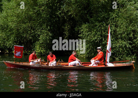 Londres, Royaume-Uni. 17 juillet, 2017. Swan Lever a lieu sur la Tamise, près de Windsor, Berkshire, Royaume-Uni. L'événement annuel date de l'époque médiévale, lorsque l'État revendiqué la propriété de tous les cygnes tuberculés qui étaient considérés comme une source importante de nourriture pour les banquets et les fêtes. Aujourd'hui, les cygnets sont pesés et mesurés afin d'obtenir des estimations des taux de croissance et les oiseaux sont examinées pour tout signe de lésion, souvent causé par la pêche à l'hameçon et à la ligne. Les cygnets sont entourées avec les numéros d'identification individuels par l'imprimeur de la Swan Warden, dont le rôle est scientifique et non-cérémonial. L'imprimeur de la swa Banque D'Images