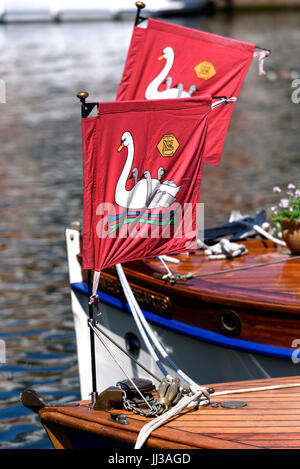 Londres, Royaume-Uni. 17 juillet, 2017. L'équipe de Swan Augmenter faire un toast à la reine Elizabeth II à Old Windsor Lock sur la Tamise, près de Windsor, Berkshire. L'événement annuel date de l'époque médiévale, lorsque l'État revendiqué la propriété de tous les cygnes tuberculés qui étaient considérés comme une source importante de nourriture pour les banquets et les fêtes. Aujourd'hui, les cygnets sont pesés et mesurés afin d'obtenir des estimations des taux de croissance et les oiseaux sont examinées pour tout signe de lésion, souvent causé par la pêche à l'hameçon et à la ligne. Les cygnets sont entourées avec les numéros d'identification individuels par l'imprimeur de la Swan Warden, dont le rôle est sc Banque D'Images