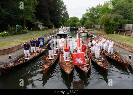 Londres, Royaume-Uni. 17 juillet, 2017. L'équipe de Swan Augmenter faire un toast à la reine Elizabeth II à Old Windsor Lock sur la Tamise, près de Windsor, Berkshire. L'événement annuel date de l'époque médiévale, lorsque l'État revendiqué la propriété de tous les cygnes tuberculés qui étaient considérés comme une source importante de nourriture pour les banquets et les fêtes. Aujourd'hui, les cygnets sont pesés et mesurés afin d'obtenir des estimations des taux de croissance et les oiseaux sont examinées pour tout signe de lésion, souvent causé par la pêche à l'hameçon et à la ligne. Les cygnets sont entourées avec les numéros d'identification individuels par l'imprimeur de la Swan Warden, dont le rôle est sc Banque D'Images