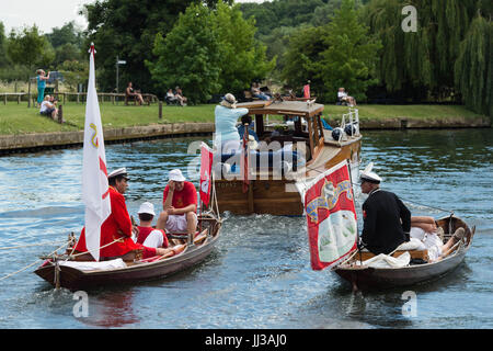 Londres, Royaume-Uni. 17 juillet, 2017. Swan Lever a lieu sur la Tamise, près de Windsor, Berkshire, Royaume-Uni. L'événement annuel date de l'époque médiévale, lorsque l'État revendiqué la propriété de tous les cygnes tuberculés qui étaient considérés comme une source importante de nourriture pour les banquets et les fêtes. Aujourd'hui, les cygnets sont pesés et mesurés afin d'obtenir des estimations des taux de croissance et les oiseaux sont examinées pour tout signe de lésion, souvent causé par la pêche à l'hameçon et à la ligne. Les cygnets sont entourées avec les numéros d'identification individuels par l'imprimeur de la Swan Warden, dont le rôle est scientifique et non-cérémonial. L'imprimeur de la swa Banque D'Images