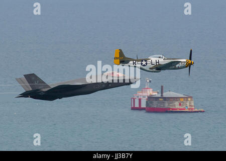 19 août 2016 : Chicago, Illinois, États-Unis - un F-35 Lightning II vole en formation avec une Deuxième Guerre mondiale P-51 Mustang connu comme ''Baby Duck'' piloté par Vlado Lenoch pilote. Lenoch a été tué dans ce même avion le 16 juillet 2017 dans un accident dans le Kansas. Lenoch effectuée dans le cadre de l'équipe de vol du patrimoine sur le lac Michigan au-delà de la prise d'eau au cours de la structure crèche 2016 Chicago Air et Water Show à Chicago, IL. Banque D'Images