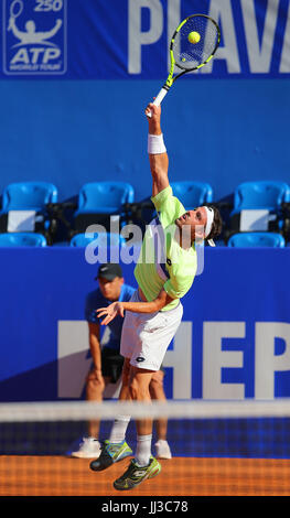 Umag, Croatie. 17 juillet, 2017. Marco Cecchinato sert de l'Italie au cours de la première ronde du tournoi match contre Gilles Simon de la France à la Croatie en 2017 Open ATP Umag, Croatie, le 17 juillet 2017. Credit : Marija Galoic/Xinhua/Alamy Live News Banque D'Images