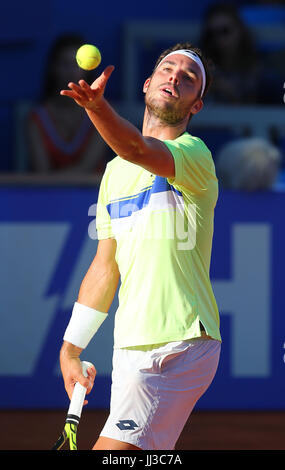 Umag, Croatie. 17 juillet, 2017. Marco Cecchinato sert de l'Italie au cours de la première ronde du tournoi match contre Gilles Simon de la France à la Croatie en 2017 Open ATP Umag, Croatie, le 17 juillet 2017. Credit : Marija Galoic/Xinhua/Alamy Live News Banque D'Images