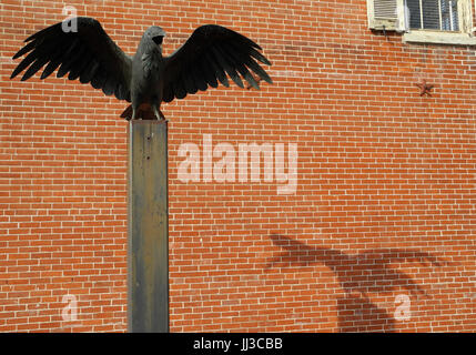 Phladeplhia, NOUS. 14Th Mar, 2017. La statue d'un corbeau en face de l'ancienne maison d'habitation d'Edgar Allan Poe me rappelle de son célèbre poème "Le Corbeau" dans Phladeplhia, US, 14 mars 2017. Photo : Johannes Schmitt-Tegge/dpa/Alamy Live News Banque D'Images