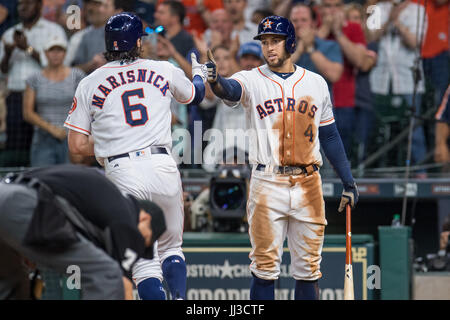 Houston, TX, USA. 17 juillet, 2017. Astros de Houston center fielder Jake Marisnick (6) célèbre avec les Astros de Houston droit fielder George Springer (4) après avoir frappé un home run pendant un match entre les Astros de Houston et les Mariners de Seattle au Minute Maid Park de Houston, TX. Trask Smith/CSM/Alamy Live News Banque D'Images