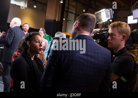 Seattle, Washington, USA. 17 juillet, 2017. Nikkita candidat Oliver parle à un membre des médias au débat à la mairie de Seattle 2017. Les six principaux candidats ont participé au forum télévisé dont avocat et éducateur Nikkita Oliver, de l'état le sénateur Bob Hasegawa, État Rép. Jessyn Farrell, ancien Procureur Jenny Durkan, ancien maire de Seattle Mike McGinn et urbaniste Cary Lune. Il y a un domaine diversifié de vingt-et-un candidats pour le maire d'exécution officiellement cette année. Crédit : Paul Christian Gordon/Alamy Live News Banque D'Images