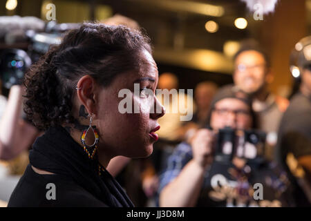 Seattle, Washington, USA. 17 juillet, 2017. Nikkita candidat Oliver parle à un membre des médias au débat à la mairie de Seattle 2017. Les six principaux candidats ont participé au forum télévisé dont avocat et éducateur Nikkita Oliver, de l'état le sénateur Bob Hasegawa, État Rép. Jessyn Farrell, ancien Procureur Jenny Durkan, ancien maire de Seattle Mike McGinn et urbaniste Cary Lune. Il y a un domaine diversifié de vingt-et-un candidats pour le maire d'exécution officiellement cette année. Crédit : Paul Christian Gordon/Alamy Live News Banque D'Images