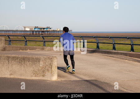 Southport, Merseyside. Météo britannique. 18 juillet, 2017. Pour commencer la journée ensoleillée à la côte avec une prévision de la hausse des températures de juillet et faible risque d'orages plus tard dans la journée. MediaWorldImages ; crédit/Alamy Live News Banque D'Images