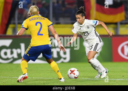 Breda, Pays-Bas. 17 juillet, 2017. L'Allemagne Hasret Kayikci (R) contre la Suède au cours de l'Jonna Andersson de femmes de l'UEFA Euro 2017 Phase de groupes match de football l'Allemagne et la Suède dans le Stade Rat Verlegh à Breda, Pays-Bas, le 17 juillet 2017. Photo : Carmen Jaspersen/dpa/Alamy Live News Banque D'Images