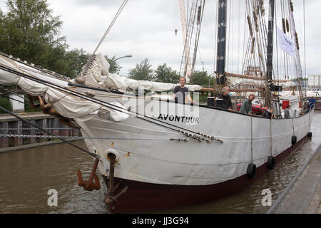 Le navire cargo "Sirocco" va quitter, Allemagne, aujourd'hui, 18 juillet 2017. Le navire se charge écologiquement biens manufacturés à La Rochelle, France, et treansport, seulement alimenté par l'énergie éolienne, à Montréal, Canada. Transport Company Timbercoast veut faire campagne pour le transport écologiquement durable et sociale avec le "Sirocco". Photo : Jörg Sarbach/dpa Banque D'Images