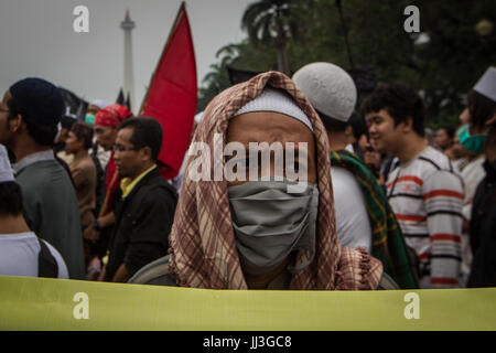 Le centre de Jakarta, Indonésie. 18 juillet, 2017. Un membre du groupe islamiste indonésien au cours d'une manifestation contre le Président Joko Widodo du décret présidentiel de dissoudre certains groupes, à Jakarta, Indonésie le 18 juillet 2017. Des centaines de musulmans indonésiens ont organisé une protestation à rejeter le règlement du gouvernement indonésien d'interdire les groupes islamistes qui pourraient inclure le Hizbut Tahrir Indonesia (HTI), la branche locale d'un groupe islamiste radical qui cherche à unifier tous les musulmans dans un califat. Credit : ZUMA Press, Inc./Alamy Live News Banque D'Images