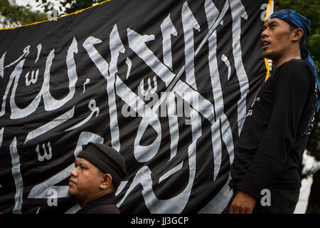 Le centre de Jakarta, Indonésie. 18 juillet, 2017. Un membre du groupe islamiste indonésien au cours d'une manifestation contre le Président Joko Widodo du décret présidentiel de dissoudre certains groupes, à Jakarta, Indonésie le 18 juillet 2017. Des centaines de musulmans indonésiens ont organisé une protestation à rejeter le règlement du gouvernement indonésien d'interdire les groupes islamistes qui pourraient inclure le Hizbut Tahrir Indonesia (HTI), la branche locale d'un groupe islamiste radical qui cherche à unifier tous les musulmans dans un califat. Credit : ZUMA Press, Inc./Alamy Live News Banque D'Images