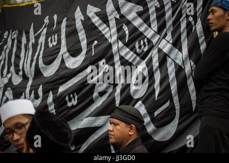 Le centre de Jakarta, Indonésie. 18 juillet, 2017. Un membre du groupe islamiste indonésien au cours d'une manifestation contre le Président Joko Widodo du décret présidentiel de dissoudre certains groupes, à Jakarta, Indonésie le 18 juillet 2017. Des centaines de musulmans indonésiens ont organisé une protestation à rejeter le règlement du gouvernement indonésien d'interdire les groupes islamistes qui pourraient inclure le Hizbut Tahrir Indonesia (HTI), la branche locale d'un groupe islamiste radical qui cherche à unifier tous les musulmans dans un califat. Credit : ZUMA Press, Inc./Alamy Live News Banque D'Images