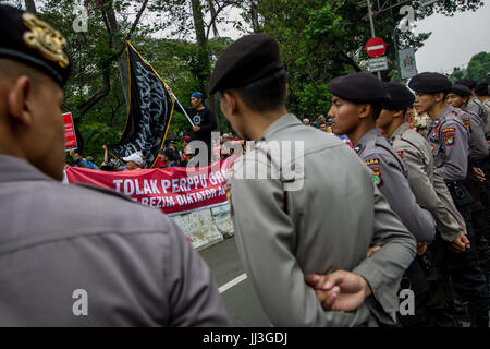 Le centre de Jakarta, Indonésie. 18 juillet, 2017. Un membre du groupe islamiste indonésien au cours d'une manifestation contre le Président Joko Widodo du décret présidentiel de dissoudre certains groupes, à Jakarta, Indonésie le 18 juillet 2017. Des centaines de musulmans indonésiens ont organisé une protestation à rejeter le règlement du gouvernement indonésien d'interdire les groupes islamistes qui pourraient inclure le Hizbut Tahrir Indonesia (HTI), la branche locale d'un groupe islamiste radical qui cherche à unifier tous les musulmans dans un califat. Credit : ZUMA Press, Inc./Alamy Live News Banque D'Images