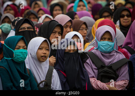 Le centre de Jakarta, Indonésie. 18 juillet, 2017. Un membre du groupe islamiste indonésien au cours d'une manifestation contre le Président Joko Widodo du décret présidentiel de dissoudre certains groupes, à Jakarta, Indonésie le 18 juillet 2017. Des centaines de musulmans indonésiens ont organisé une protestation à rejeter le règlement du gouvernement indonésien d'interdire les groupes islamistes qui pourraient inclure le Hizbut Tahrir Indonesia (HTI), la branche locale d'un groupe islamiste radical qui cherche à unifier tous les musulmans dans un califat. Credit : ZUMA Press, Inc./Alamy Live News Banque D'Images