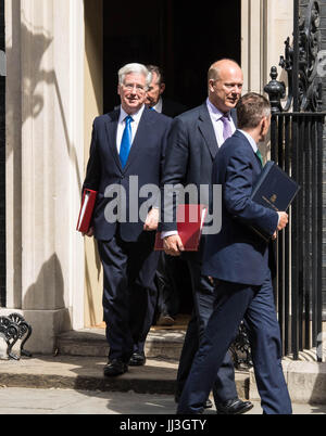 London, UK.18 juillet 2017. Les ministres du Cabinet), quitter Downing Street à la dernière réunion du Cabinet avant les vacances d'été, Sir Michael Fallon, Secrétaire à la défense, (Centre) Chris Grayling, secrétaire aux Transports (deuxième à gauche) Crédit : Ian Davidson/Alamy Live News Banque D'Images