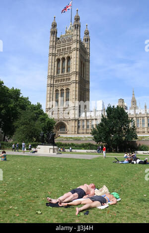 Londres, Royaume-Uni. 18 juillet, 2017. Un couple de soleil dans les jardins de Victoria que Londres a connu des températures sur une journée ensoleillée dans la capitale avec des températures atteignant 25 degrés celsius : Crédit amer ghazzal/Alamy Live News Banque D'Images