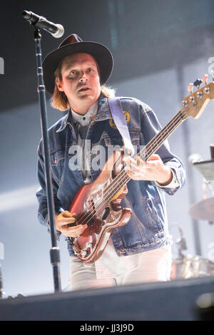 Milan, Italie. 17 juillet, 2017. L'indie-rock ARCADE FIRE effectue sur scène à l'Ippodromo del Galoppo pour présenter leur dernier album 'Tout maintenant' Credit : Rodolfo Sassano/Alamy Live News Banque D'Images