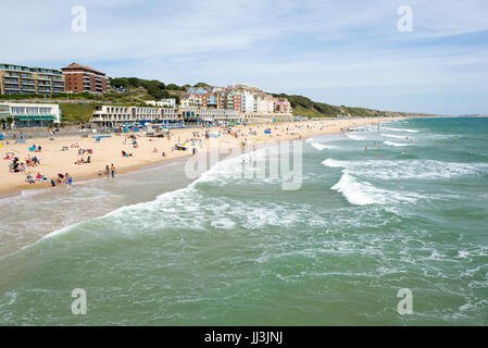 Boscombe, Bournemouth, Dorset, Royaume-Uni, 18th juillet 2017, Météo. Chaud, humide et de la brise à la station de la côte sud anglaise avec des températures dans les années vingt. Les gens sont sur le front de mer, sur la plage et en mer. Banque D'Images