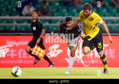 Guangzhou, Chine. Juil 18, 2017. Patrick Cutrone (2e R) de l'AC Milan rivalise avec les Papastathopoulos de Borussia Dortmund lors de la Coupe des Champions International 2017 (ICC) Chine match de foot à la Guangzhou University Town Centre Sports Stadium à Guangzhou, capitale du sud de la province chinoise du Guangdong, le 18 juillet 2017. Borussia Dortmund a gagné 3-1. Source : Xinhua/Alamy Live News Banque D'Images