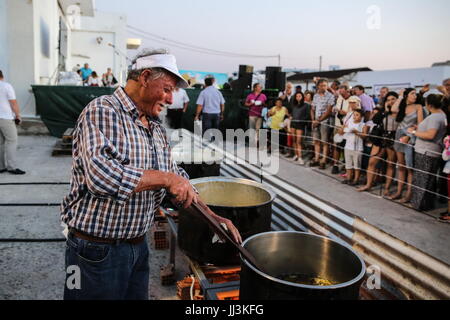 (170718) -- NAXOS, le 18 juillet 2017 (Xinhua) -- un homme frites de cuisiniers lors de l'événement sur l'île de Naxos, Grèce, le 15 juillet 2017. Il a fallu plus de 1 500 kg de matières Naxos pommes de terre, 22 chaudrons énormes, le travail de 40 bénévoles pour briser le record mondial Guinness pour la cuisson le plus gros lot de frites. La balance électronique qui pesait les frites lire 554 kg, qui est de 100 kg de plus que le précédent record mondial en 2014 dans la région de Eagles, New York, aux États-Unis. L'événement a eu lieu au cours de la 8e Festival de la pomme de terre de Naxos, l'un des plus populaires festivals gastronomiques de la Mer Egée. (Ha Nhi Banque D'Images