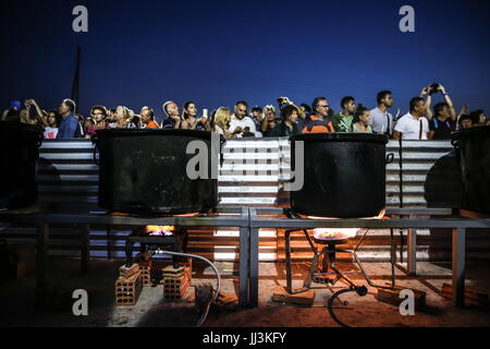 (170718) -- NAXOS, le 18 juillet 2017 (Xinhua) -- les gens attendent d'avoir des frites de pommes de terre au cours de l'événement sur l'île de Naxos, Grèce, le 15 juillet 2017. Il a fallu plus de 1 500 kg de matières Naxos pommes de terre, 22 chaudrons énormes, le travail de 40 bénévoles pour briser le record mondial Guinness pour la cuisson le plus gros lot de frites. La balance électronique qui pesait les frites lire 554 kg, qui est de 100 kg de plus que le précédent record mondial en 2014 dans la région de Eagles, New York, aux États-Unis. L'événement a eu lieu au cours de la 8e Festival de la pomme de terre de Naxos, l'un des plus populaires festivals gastronomiques de la mer Égée se Banque D'Images