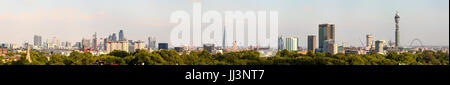 Très grande vue panoramique des toits de Londres de Primrose Hill. Vue panoramique de 6 images composites Banque D'Images