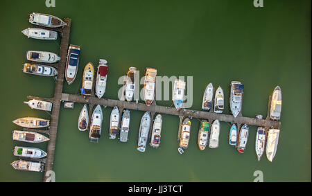 Yachts, bateaux au ponton, Datteln-Hamm-Kanal, Bergkamen, Ruhr, Rhénanie du Nord-Westphalie, Allemagne Banque D'Images