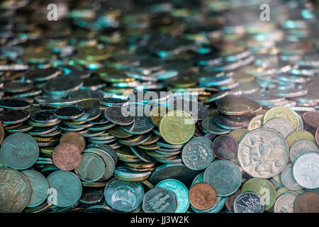 Beaucoup de pièces de divers pays à l'intérieur de boîte de verre Banque D'Images