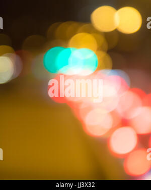 Le trafic de flou artistique sur l'autoroute avec feux du véhicule. Longue ligne de lumière à partir de voitures sur route, image floue. Banque D'Images