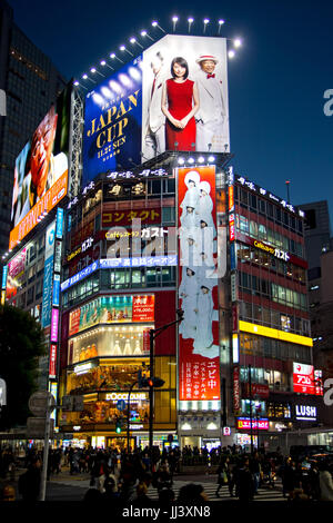 TOKYO, JAPON - 22 novembre 2016, le trafic au quartier de Shibuya à Tokyo, Japon. Croisement de Shibuya de nuit. Banque D'Images