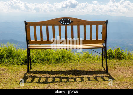 Vue romantique avec un banc. Des bancs vides debout sur le sommet d'une montagne surplombant le paysage. Banque D'Images